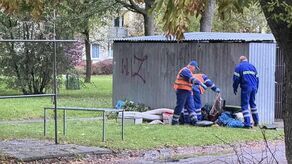 Pracownicy Przedsiębiorstwa Gospodarki Komunalnej w Zamościu na os. Zamoyskiego. Dzisiaj odbiorą tekstylia także na os. Partyzantów i Słoneczny Stok