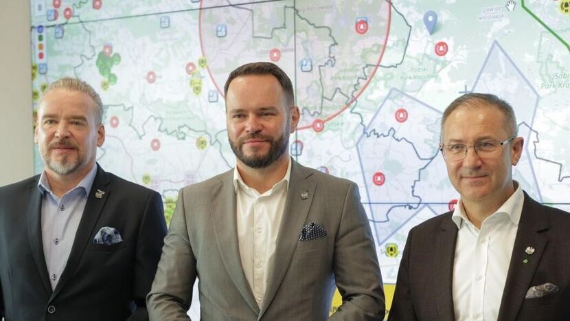 Wojewoda lubelski Krzysztof Komorski oraz wicewojewodowie Wojciech Wołoch i Andrzej Maj zaprezentowali nowoczesną tablicę lubelskim mediom.