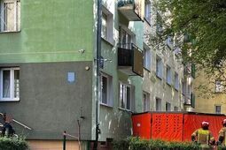 Policyjna akcja na ul. Glinianej. Ściągnęli negocjatora i strażaków