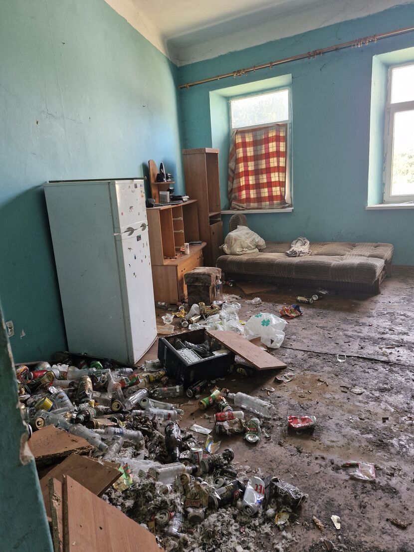 Tak mieszkanie socjalne w Międzyrzecu Podlaskim wygląda po lokatorze, które opuścił je i zniknął