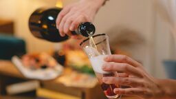 Po piciu na L4. Coraz więcej zwolnień lekarskich z kodem „C”