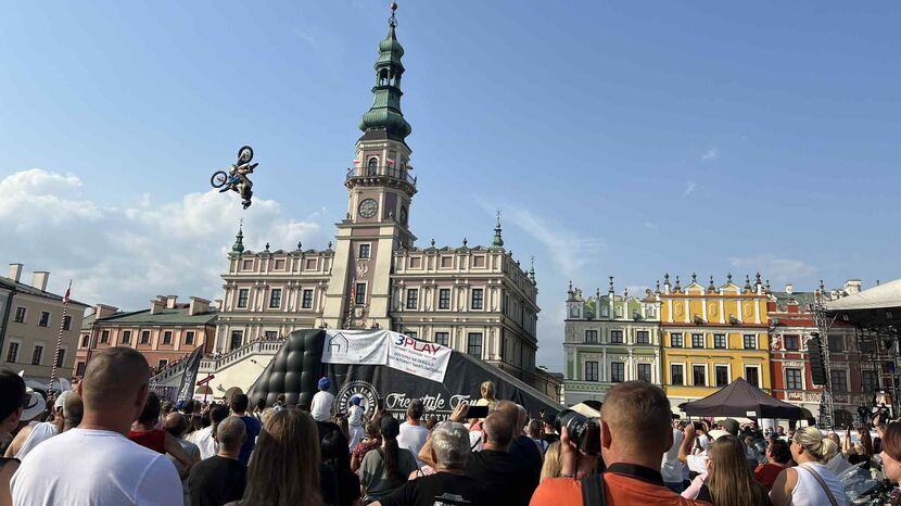 Motoryzacyjna uczta w Zamościu. Miasto opanowały auta, motocykle i muzyka