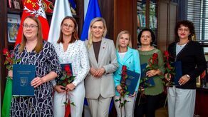 Awansowane nauczycielki z Martą Majewską, burmistrz Hrubieszowa