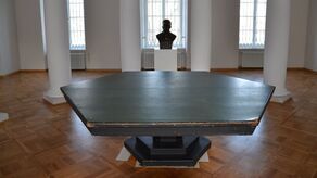 Puławy i „Cud nad Wisłą”. Stół z pałacu Czartoryskich pamięta narady Piłsudskiego