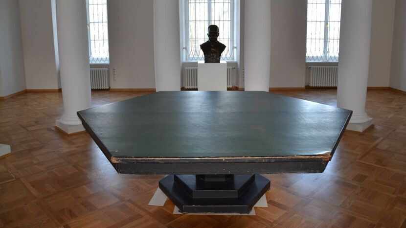 Puławy i „Cud nad Wisłą”. Stół z pałacu Czartoryskich pamięta narady Piłsudskiego