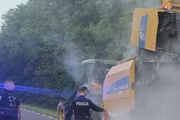 Prasa stanęła w ogniu. Pomogli policjanci wracający z meczu