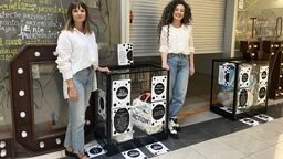 Przed wejściem do jeszcze remontowanego lokalu już stoją i będą stać zawsze pojemniki na towar. Można do nich wrzucać ubrania, buty, torebki, plecaki, paski, biżuteria, tekstylia domowe, także książki, zabawki, małe przedmioty dekoracyjne i użytkowe. – Każdy kto do nas przyjdzie, kto cokolwiek u nas zostawi albo coś u nas kupi będzie mógł się czuć jako współtwórca tego miejsca – zapewniają twórczynie fundacji Anna Maria Antos (z lewej) i Barbara Godziszewska