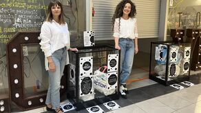 Przed wejściem do jeszcze remontowanego lokalu już stoją i będą stać zawsze pojemniki na towar. Można do nich wrzucać ubrania, buty, torebki, plecaki, paski, biżuteria, tekstylia domowe, także książki, zabawki, małe przedmioty dekoracyjne i użytkowe. – Każdy kto do nas przyjdzie, kto cokolwiek u nas zostawi albo coś u nas kupi będzie mógł się czuć jako współtwórca tego miejsca – zapewniają twórczynie fundacji Anna Maria Antos (z lewej) i Barbara Godziszewska