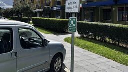 Parking przed blokiem na ul. Piłsudskiego 35 jest darmowy. Teoretycznie można tu zostawiać auto na 15 minut. W praktyce niemal wszystkie miejsca są zajmowane na cały dzień przez pracowników jednostki wojskowej