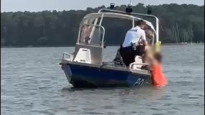 Kobieta opadła w wodzie z sił i nie była w stanie sama wrócić do brzegu