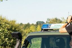 Obywatel Syrii oskarżony o przerzut 160 migrantów przez granicę