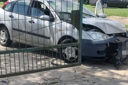 Był tak pijany, iż wjechał w bramę i nie mógł się utrzymać na własnych nogach