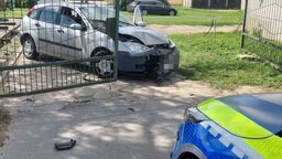 Był tak pijany, że wjechał w bramę i nie mógł się utrzymać na własnych nogach