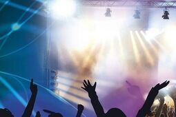 Ojciec z kumplem w dyskotece. Dziecko zostawili w samochodzie