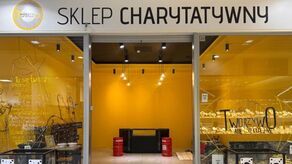 Sklep charytatywny Fundacji Tworzywo nie sztuczne znajduje się w Galerii Handlowej Revia Park na ul. Lubelskiej w Zamościu
