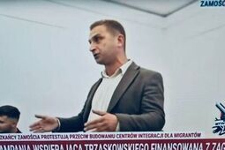 Bąkiewicz na sesji rady miasta. Policja umarza postępowanie