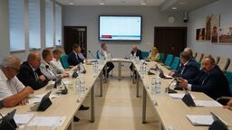 Srebrzyszcze znajduje się przy skrzyżowaniu linii kolejowej (wąsko- i szerokotorowej) oraz budowanej trasie ekspresowej S12. Dodatkowo – przez gminę przebiega główny szlak handlowy z UE na Ukrainę, prowadzący do Kijowa
