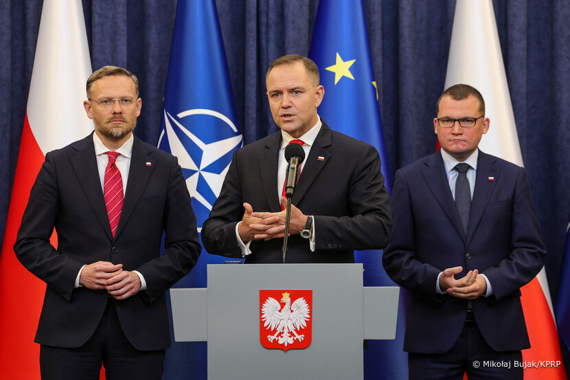 Od lewej: Zbigniew Bogucki, szef Kancelarii Prezydenta, RP, prezydent Karol Nawrocki oraz Paweł Szefernaker, szef Gabinetu Prezydenta RP podczas poniedziałkowej koferencji