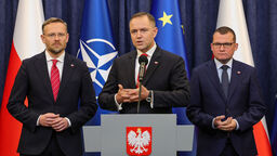 Od lewej: Zbigniew Bogucki, szef Kancelarii Prezydenta, RP, prezydent Karol Nawrocki oraz Paweł Szefernaker, szef Gabinetu Prezydenta RP podczas poniedziałkowej koferencji