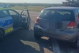 Uciekał przed policją. Zakończył jazdę na znaku drogowym