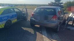 Uciekał przed policją. Zakończył jazdę na znaku drogowym