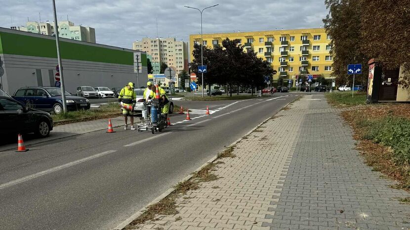 Zamiast dłuższych przerywany linii wyznaczających środek jezdni są malowane krótsze, które wytyczają wyłączony z  ruch pas przeznaczony na miejsca do parkowania