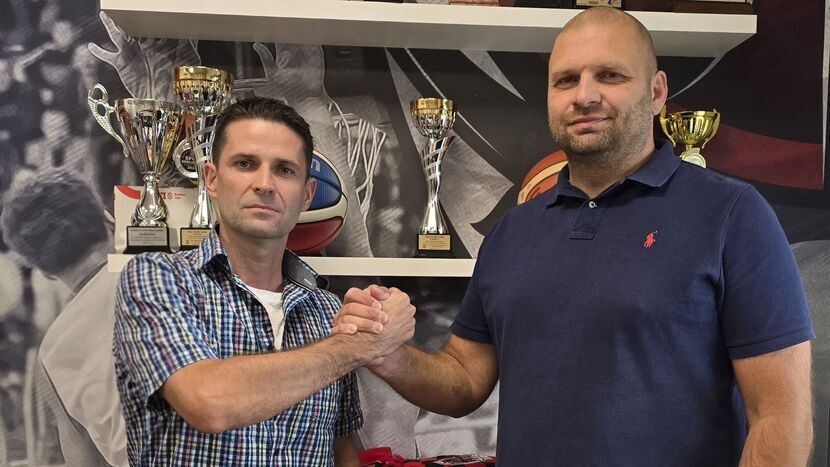 Arkadiusz Pelczar (z prawej) i Mariusz Kaźmierczak postanowili połączyć siły w celu rozwoju lokalnej koszykówki
