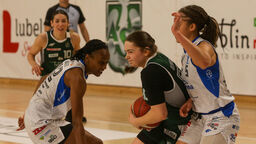 Dominika Ullman (z piłką) to jedna z niewielu zawodniczek, które pozostały w Lublinie