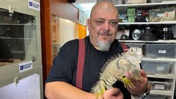 Bartłomiej Gorzkowski z iguaną imieniem Ropniak, honorowym mieszkańcem i ambasadorem lubelskiego schroniska.
