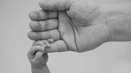 Zgłosiły pijącą matkę, same były nietrzeźwe i z dziećmi