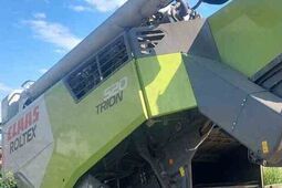 Kombajn wjechał do wykopu podczas koszenia rzepaku