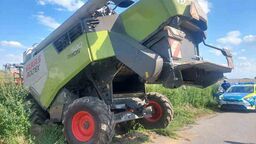 Kombajn wjechał do wykopu podczas koszenia rzepaku