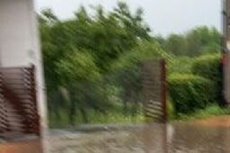 Większy deszcz to dla nich koszmar. Proszą o drogę i zbiornik