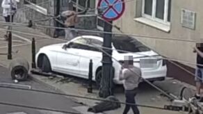 Szalał mercedesem i skasował latarnię. We krwi miał 1,5 promila alkoholu