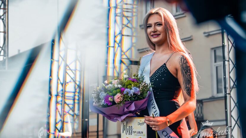 Karina Sobczak, tegoroczna zwyciężczyni Miss Chmielaków, zgodnie z tradycją musiała wypić kufel piwa