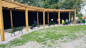 Jak tylko tężnia została uruchomiona pojawiły się przy niej pierwsze osoby zainteresowane skorzystaniem z inhalacji solankowych