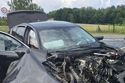 Zderzenie BMW z ciężarówką. Ucierpiała kobieta i dziecko