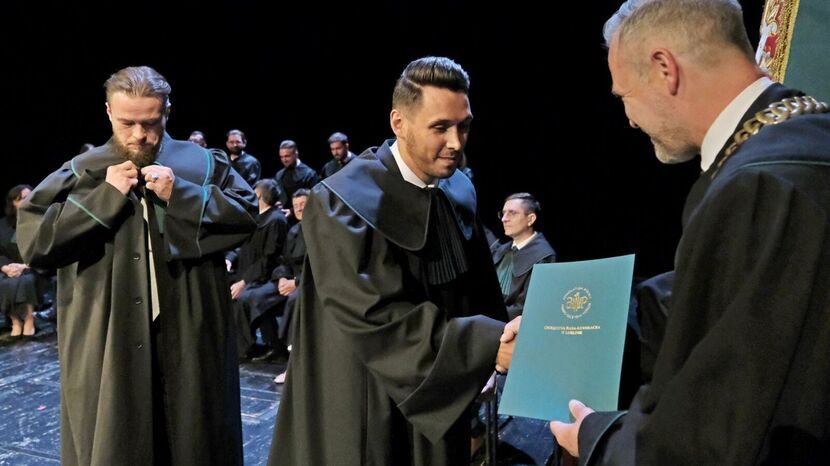 Z togą po egzaminie: nowi adwokaci wkraczają do zawodu