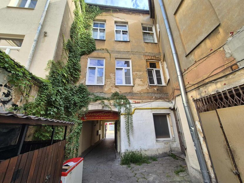 W kamienicy przy ulicy Krakowskie Przedmieście 30 mieści się amerykańska restauracja, ale także znajdują się lokale mieszkalne.  