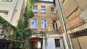 W kamienicy przy ulicy Krakowskie Przedmieście 30 mieści się amerykańska restauracja, ale także znajdują się lokale mieszkalne.  