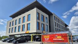 Zelwerowicza Office to nowa inwestycja TBV w dzielnicy Sławin, która oferuje lokale usługowe na wynajem z możliwością własnej aranżacji. W budynku znajduje się parking podziemny i cichobieżne windy.