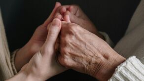 "Seniorzy opowiadają. Ja słucham". Stowarzyszenie pomaga starszym i samotnym