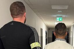 Nie spodobał mu się wieczór kawalerski. Groził siekierą, podpalił stół i ukradł telefony