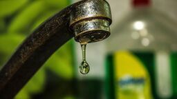 Awaria wodociągowa w Lublinie. Utrudnienia w ruchu, zalane ulice i brak bieżącej wody