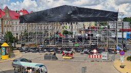 Prace przy budowie sceny na Placu Zamkowym w Lublinie 