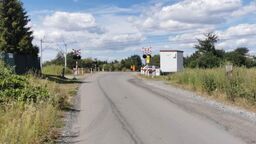 Zderzenie samochodu z pociągiem. Występują utrudnienia