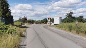 Zderzenie samochodu z pociągiem. Występują utrudnienia