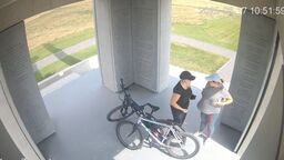 Bliżej już się nie da. Turyści wjeżdżają na pomnik, niszczą alejki