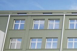 Nowe Oblicze Chełmskiego Ratusza: Surowy Modernizm w Zielonej Odsłonie