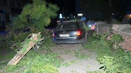 Ponad 2 promile i narkotyki. 37-latek zakończył jazdę na cmentarnym murze